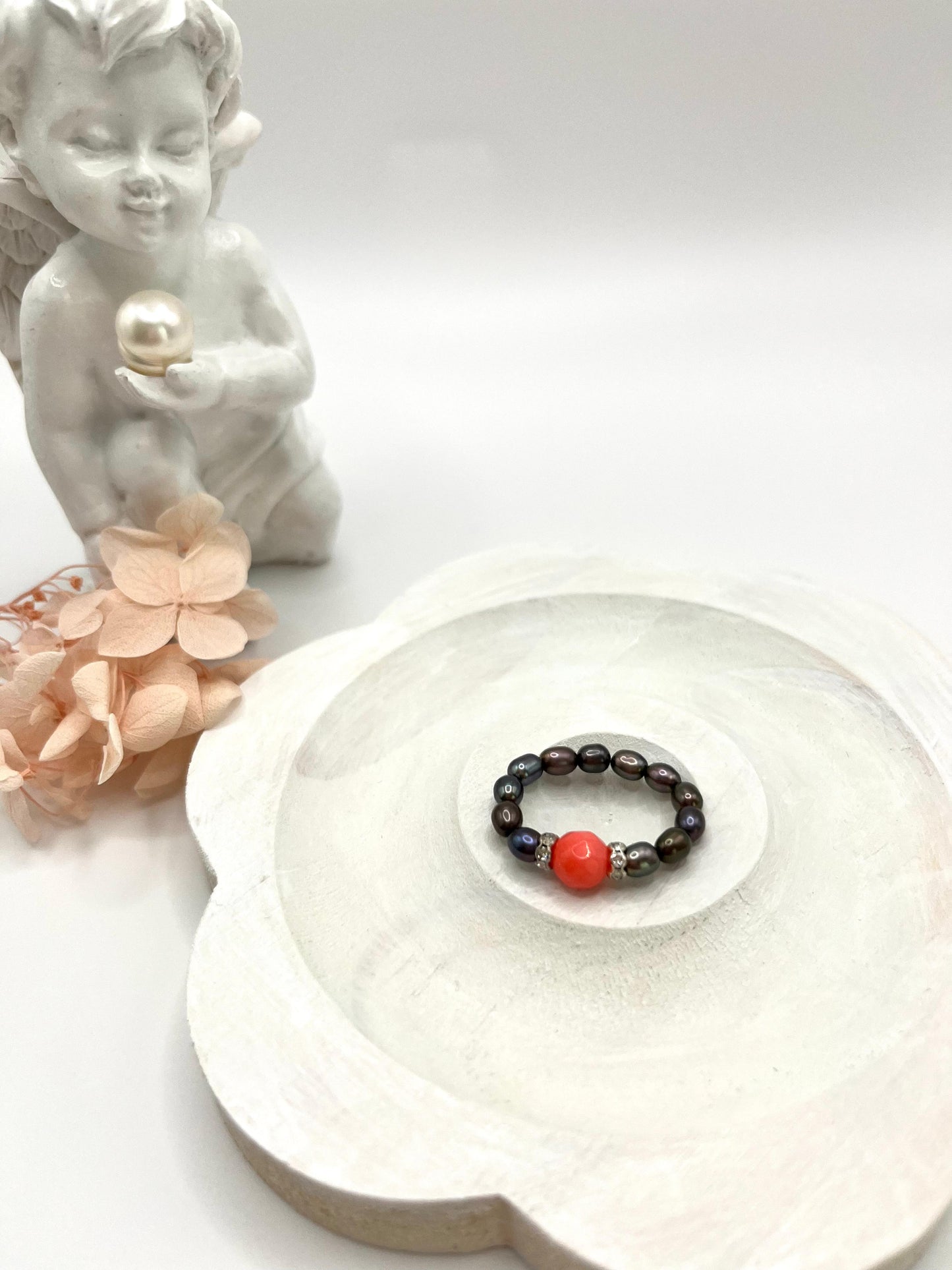 Perlenring mit Koralle