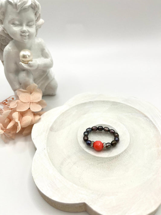 Perlenring mit Koralle