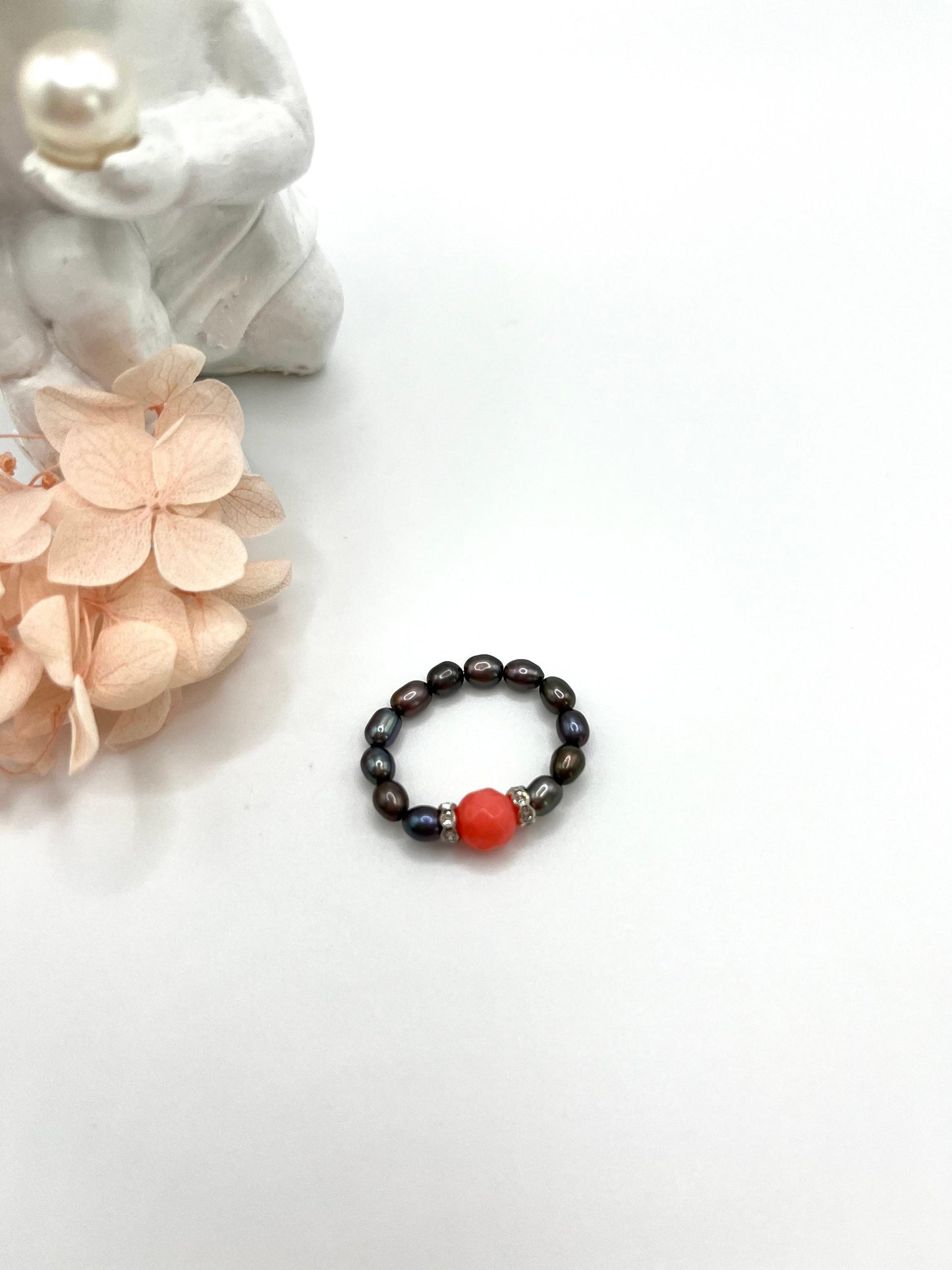 Perlenring mit Koralle