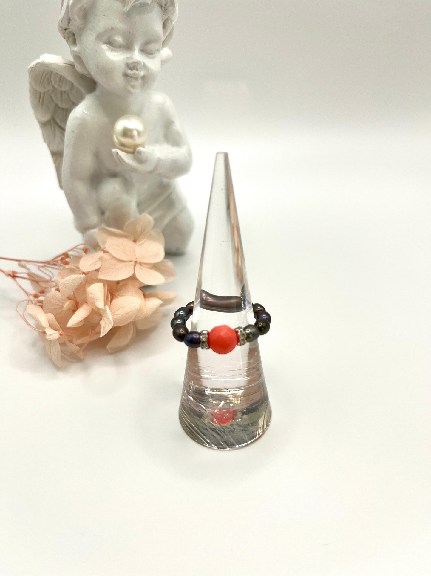 Perlenring mit Koralle