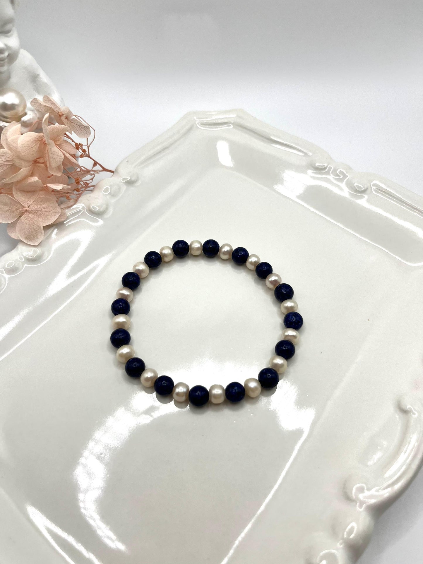 Perlenarmband mit Lapislazuli