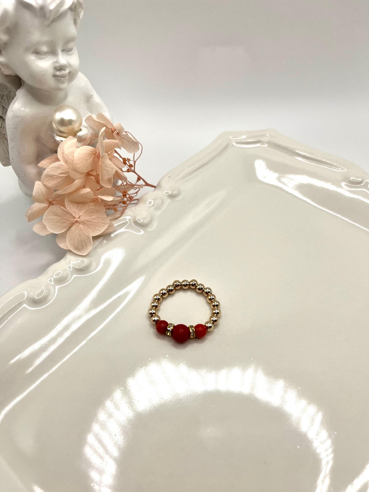 Perlenring mit Koralle