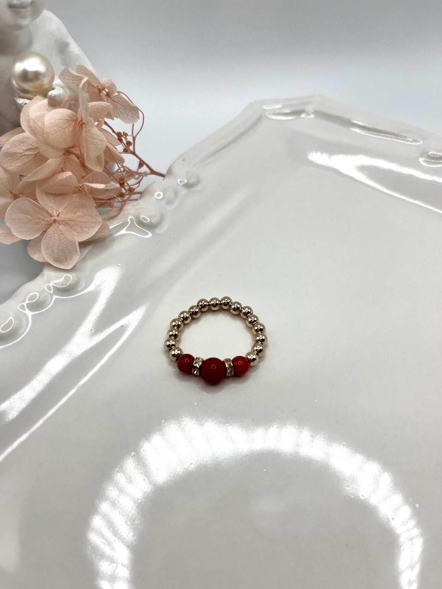 Perlenring mit Koralle