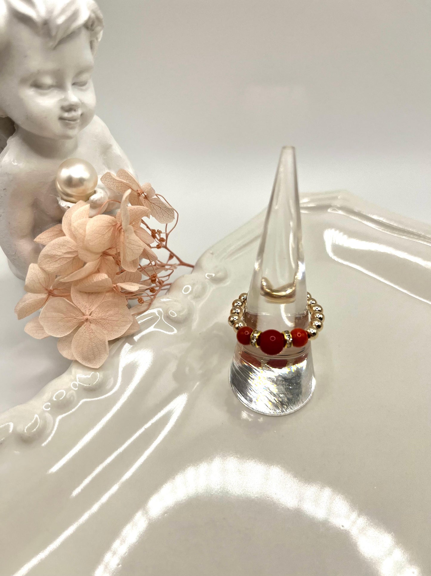 Perlenring mit Koralle