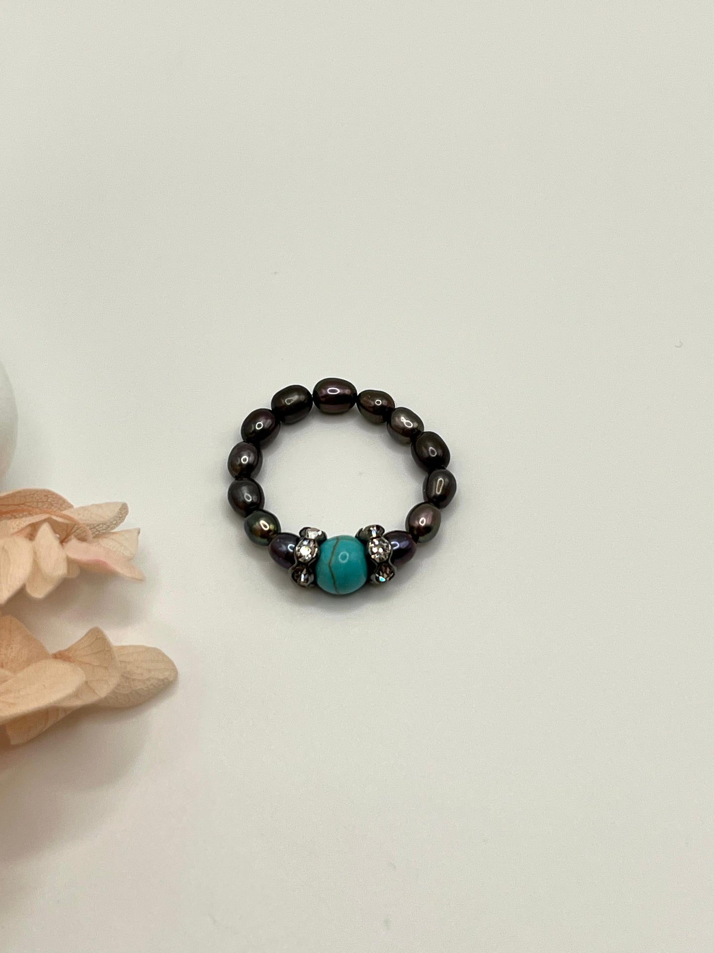 Perlenring mit Howlith, echte Süßwasserperlen