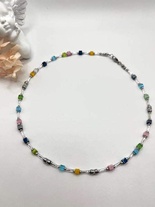 Christin, wunderschöne Kette mit bunten Glaswürfeln