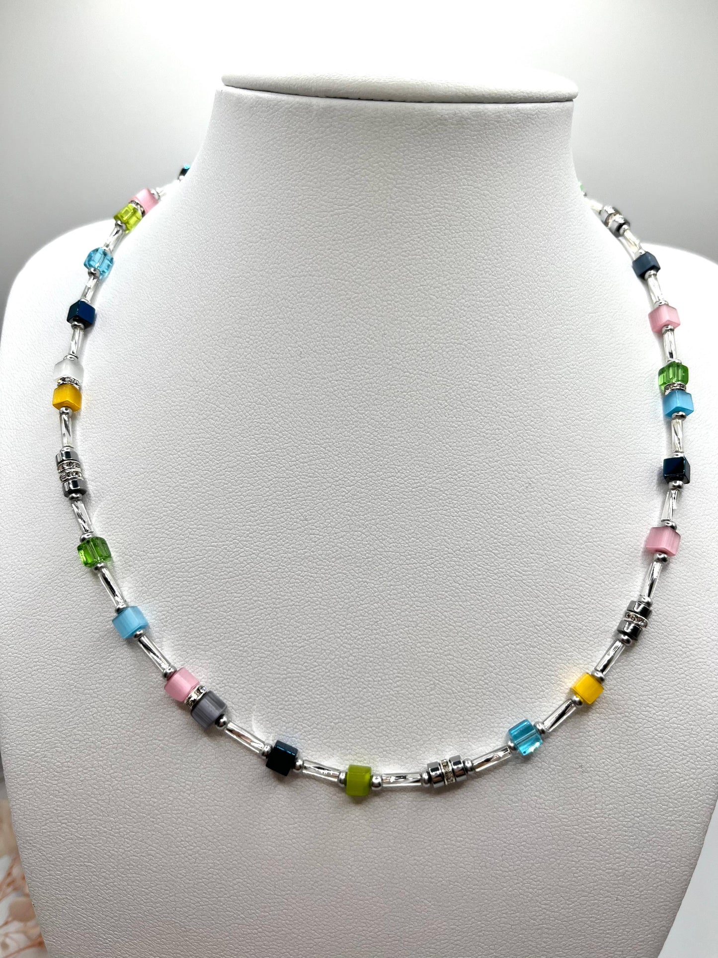 Christin, wunderschöne Kette mit bunten Glaswürfeln