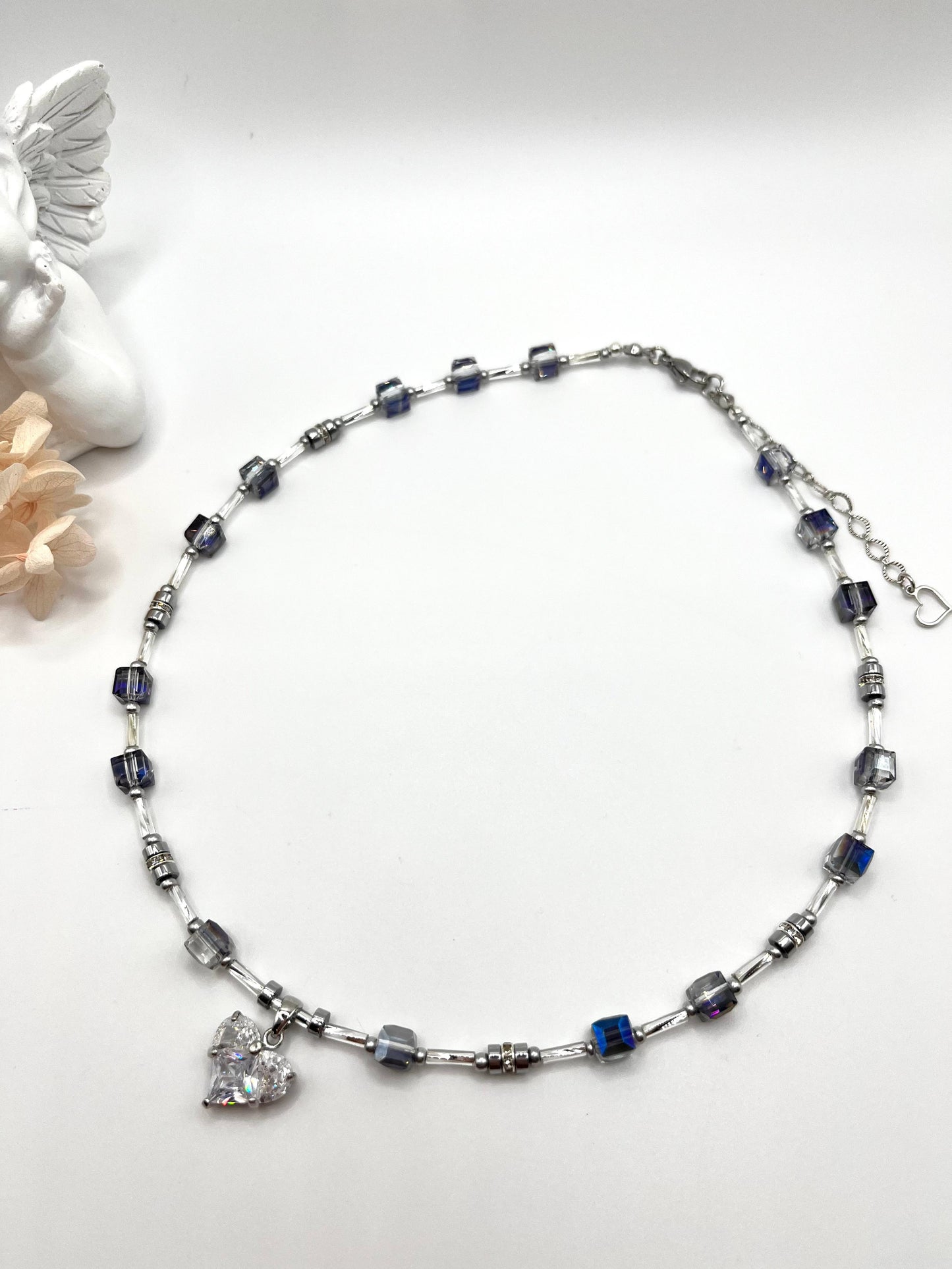 Aurelia, wunderschöne Kette mit grauen Glasperlen und Herz-Anhänger