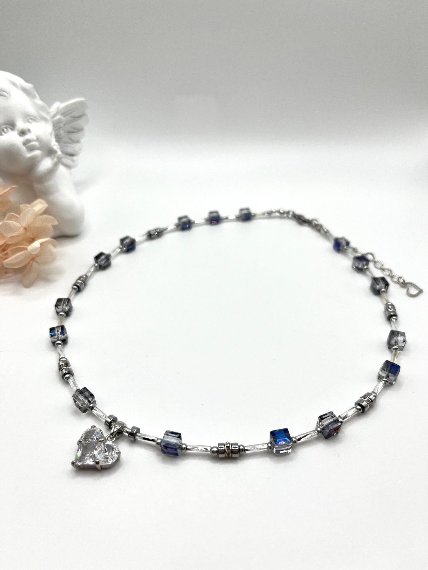 Aurelia, wunderschöne Kette mit grauen Glasperlen und Herz-Anhänger