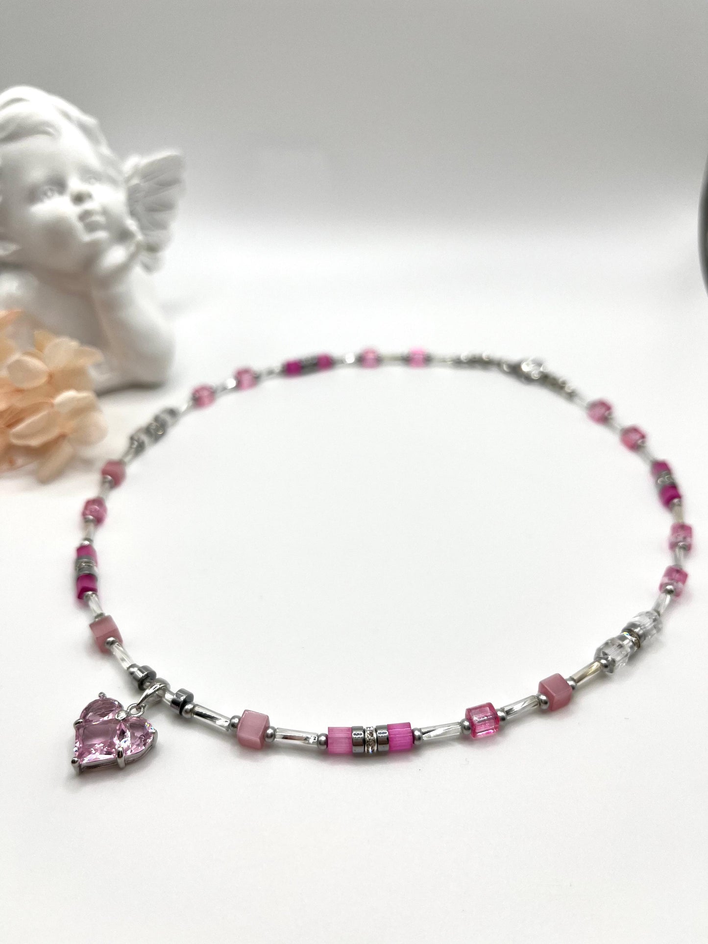 Leticia, zarte Kette mit rosefarbenen Glaswürfeln und Herz-Anhänger