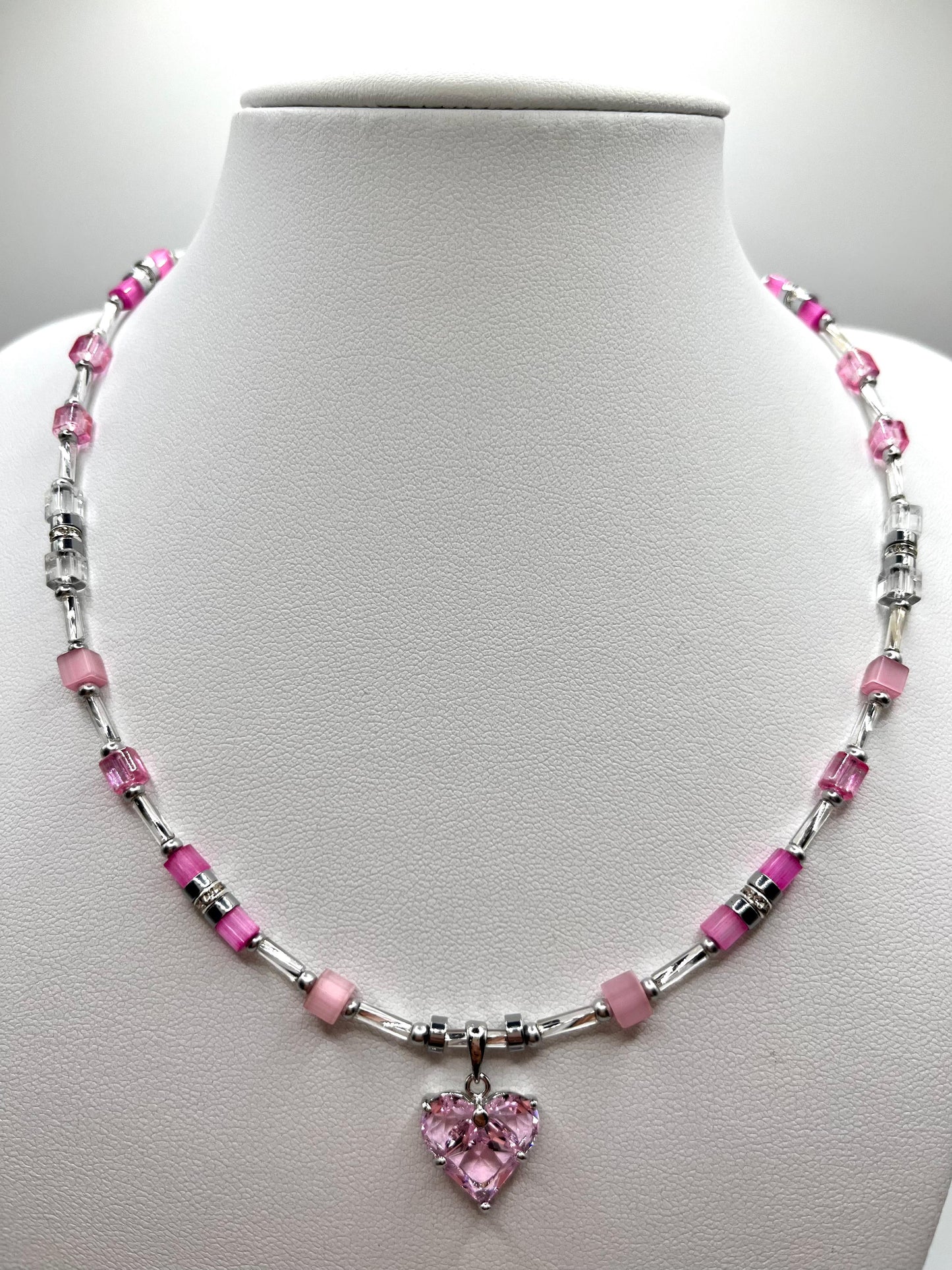 Leticia, zarte Kette mit rosefarbenen Glaswürfeln und Herz-Anhänger