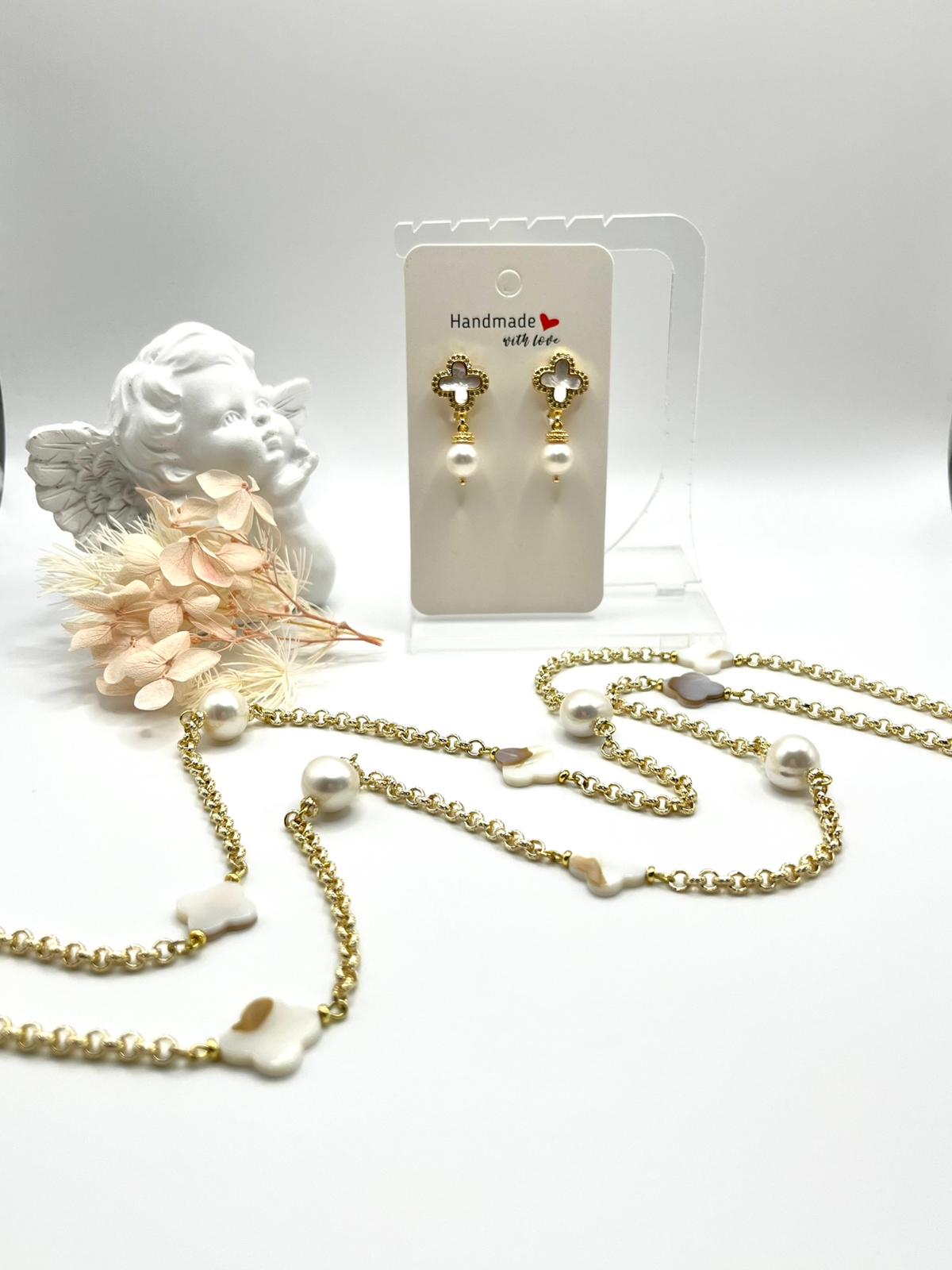 Schmuckset in Gold, Perlen und Perlmutt in angesagter Kleeblattform