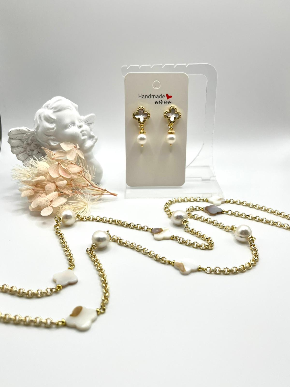 Schmuckset in Gold, Perlen und Perlmutt in angesagter Kleeblattform