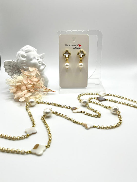 Schmuckset in Gold, Perlen und Perlmutt in angesagter Kleeblattform