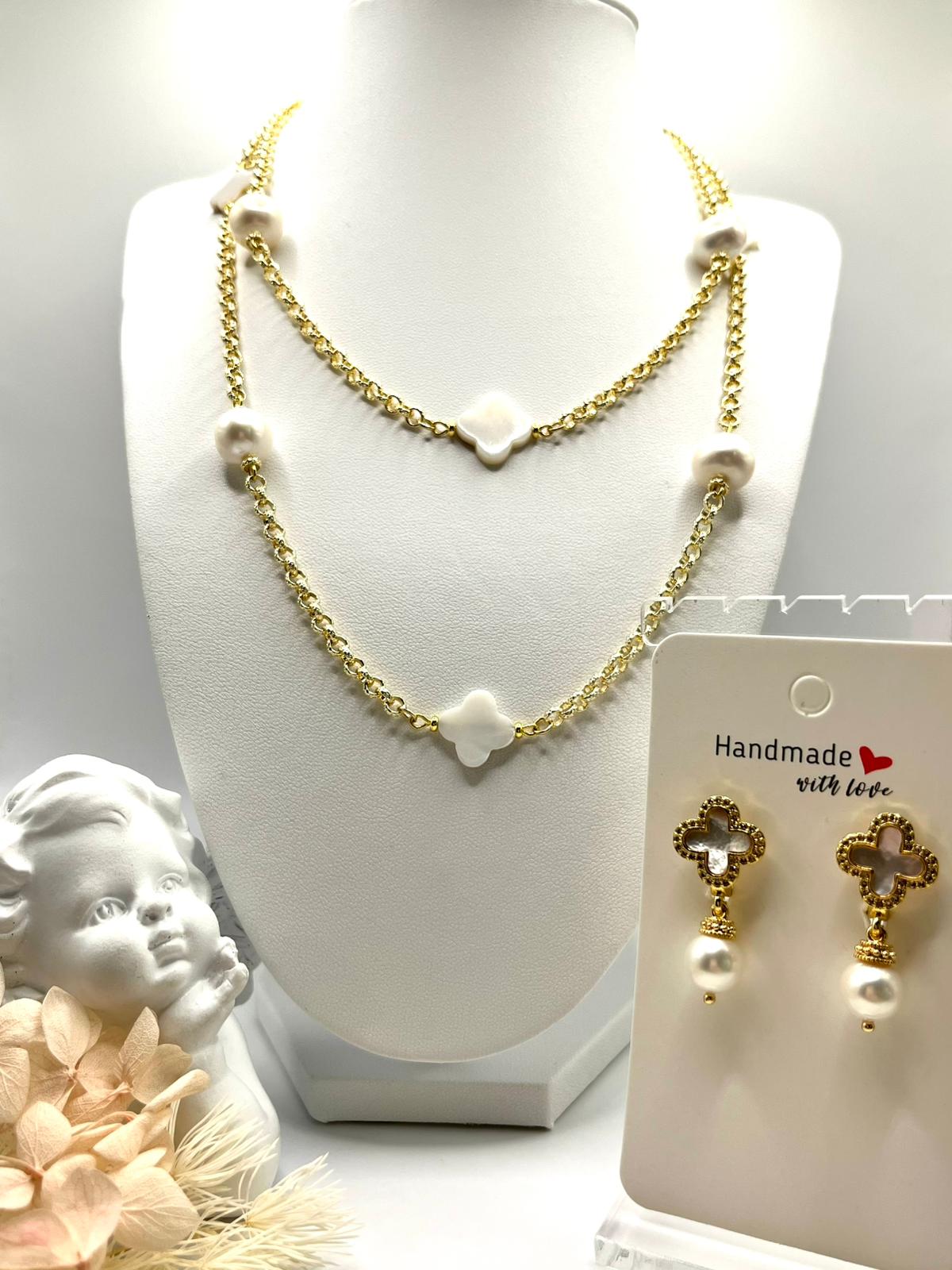 Schmuckset in Gold, Perlen und Perlmutt in angesagter Kleeblattform