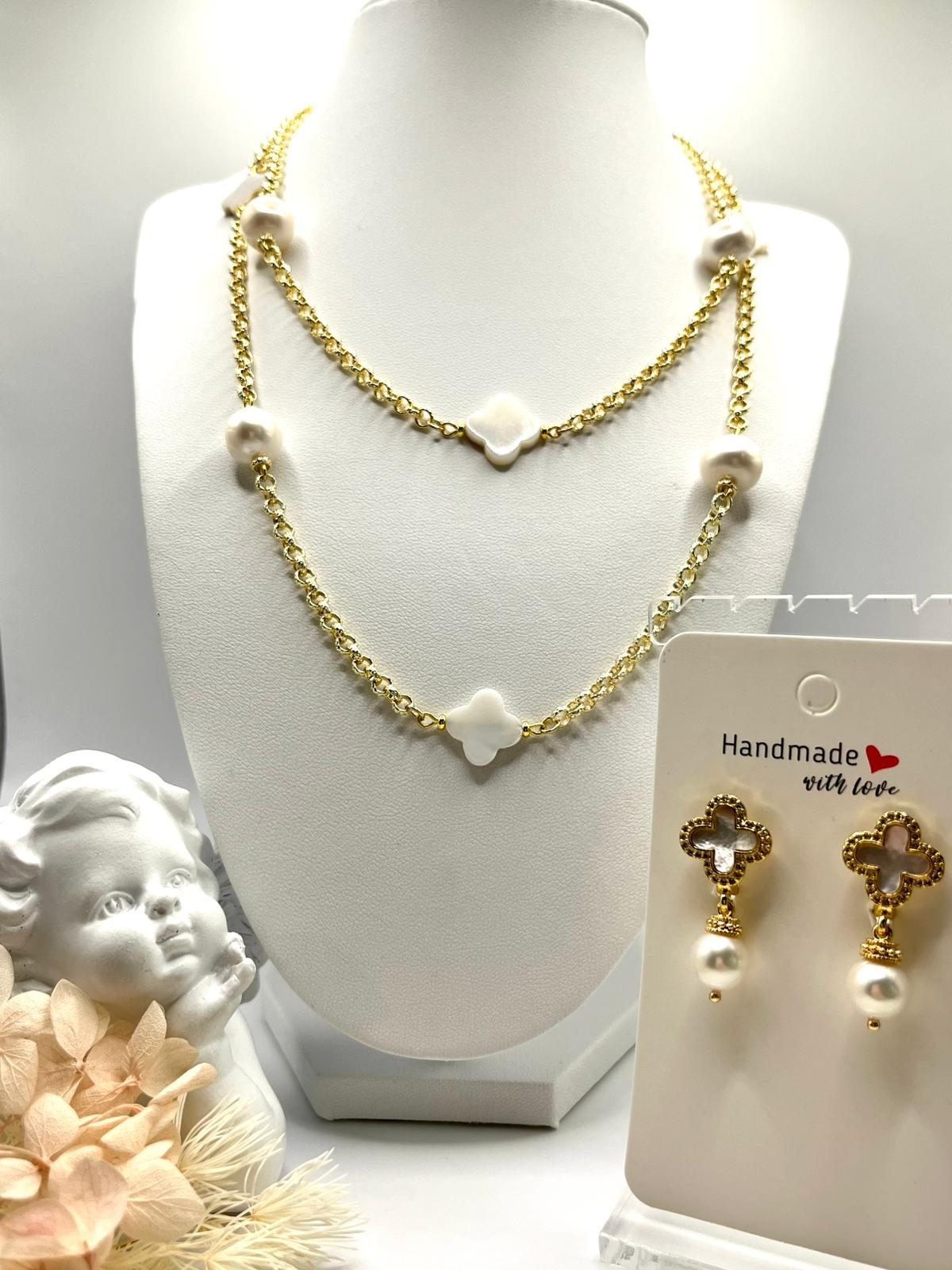 Schmuckset in Gold, Perlen und Perlmutt in angesagter Kleeblattform