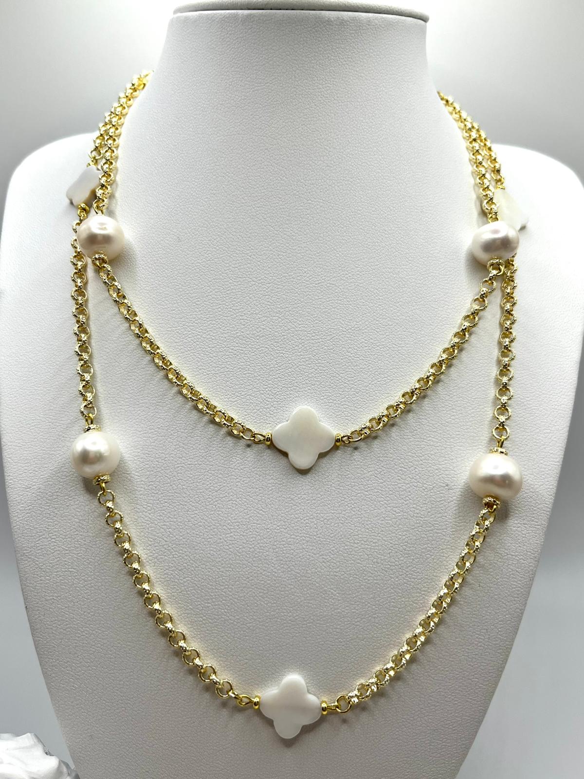 Schmuckset in Gold, Perlen und Perlmutt in angesagter Kleeblattform