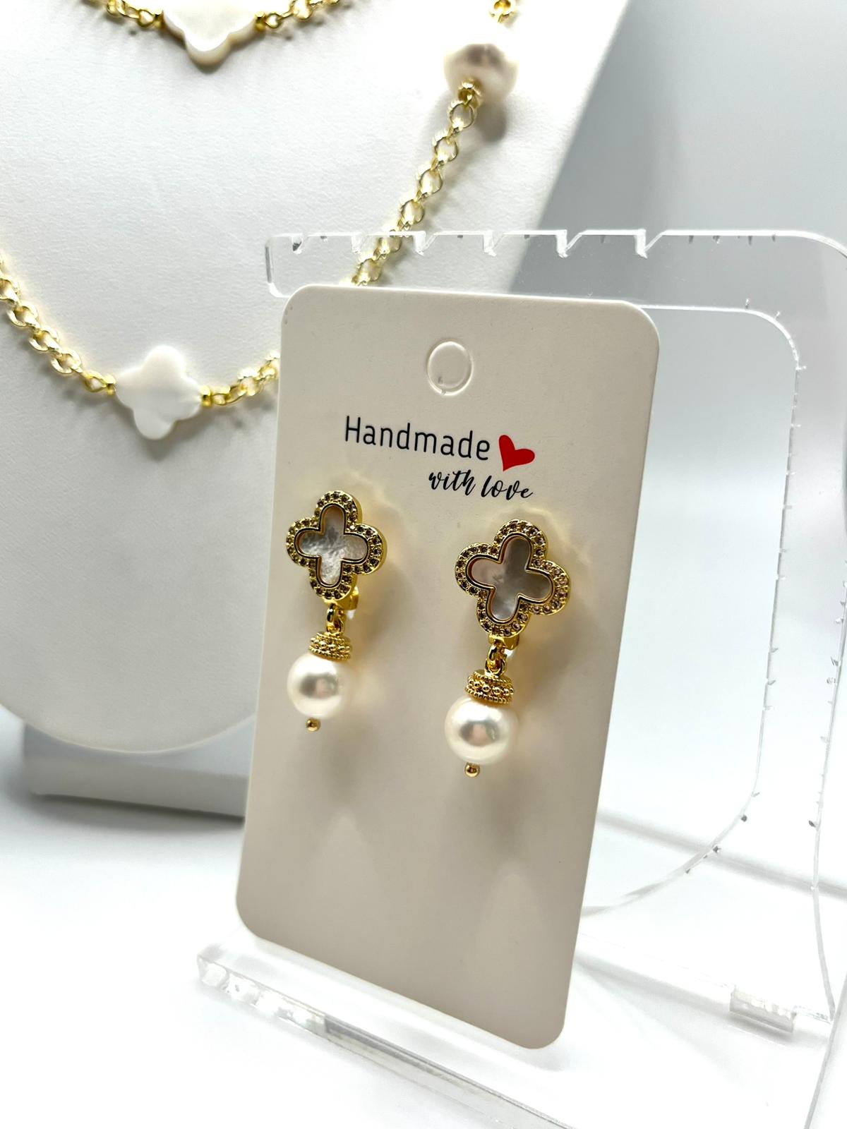 Schmuckset in Gold, Perlen und Perlmutt in angesagter Kleeblattform