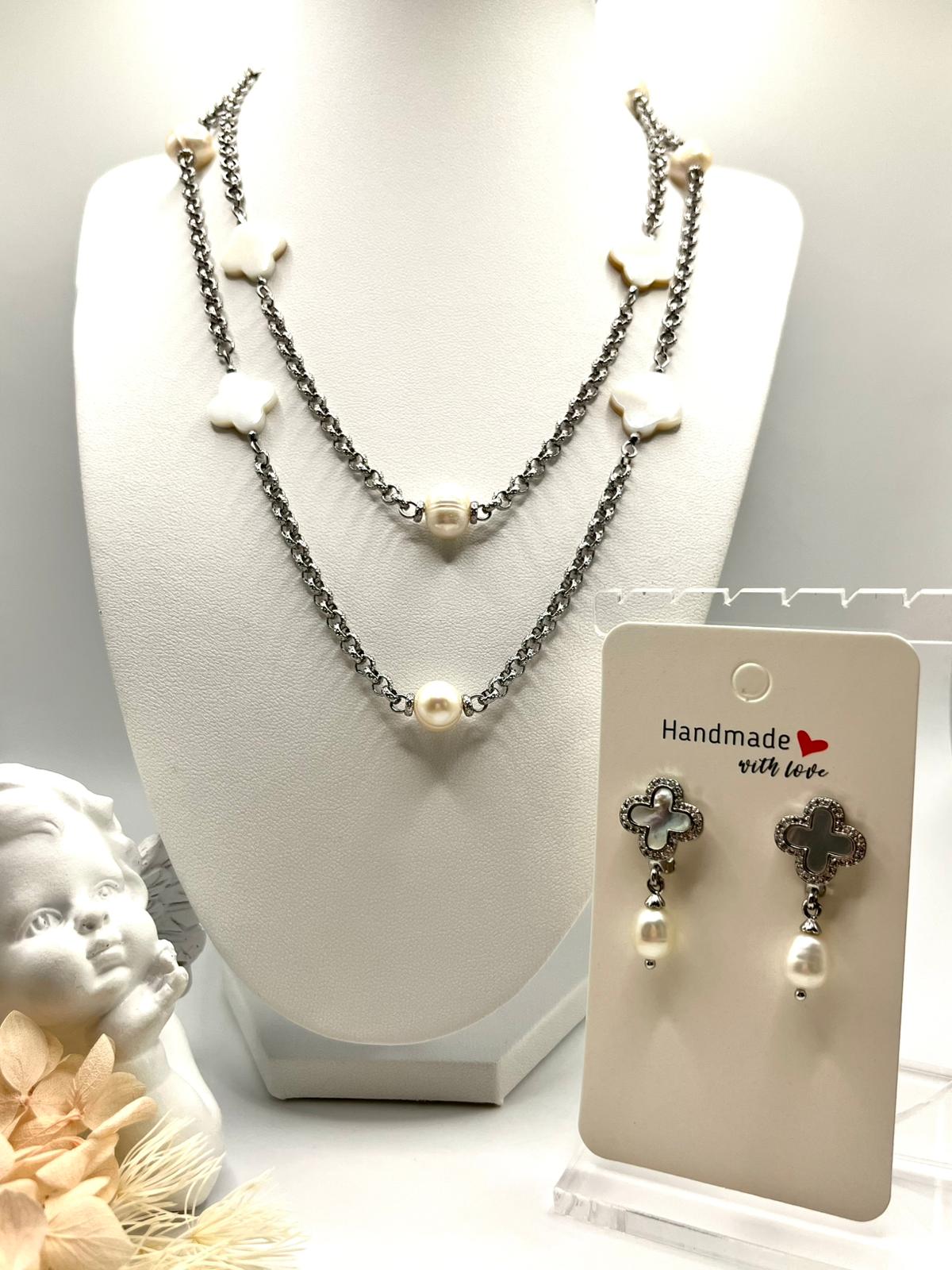 Schmuckset in Silber, Perlen und Perlmutt in angesagter Kleeblattform