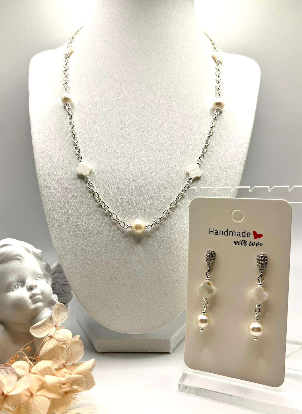 Schmuckset in Silber, kleine Perlen und Perlmutt in angesagter Kleeblattform