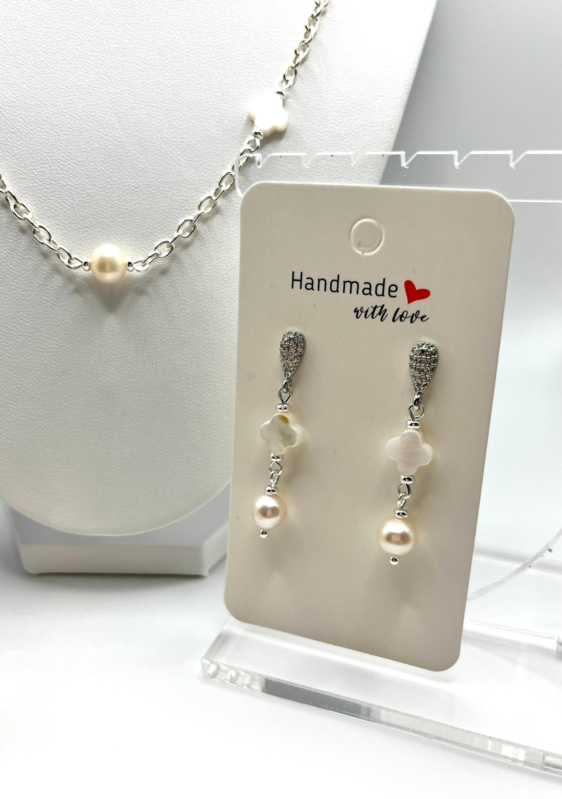 Schmuckset in Silber, kleine Perlen und Perlmutt in angesagter Kleeblattform