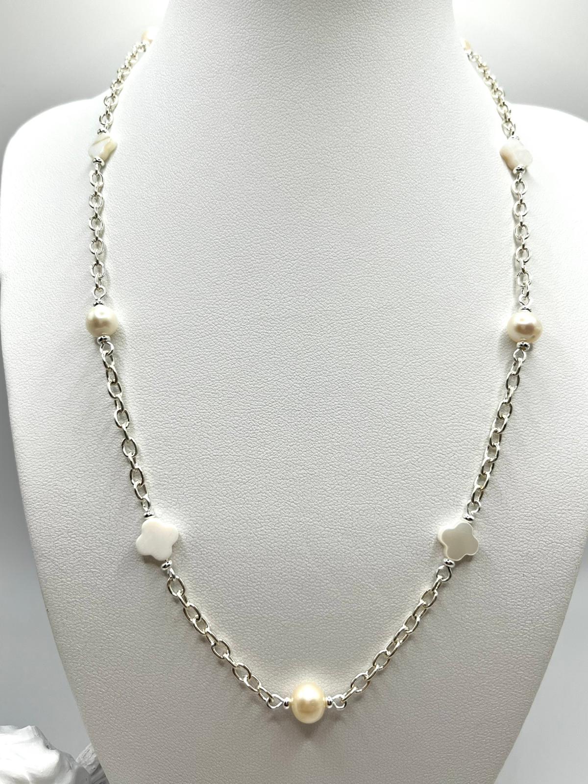 Schmuckset in Silber, kleine Perlen und Perlmutt in angesagter Kleeblattform