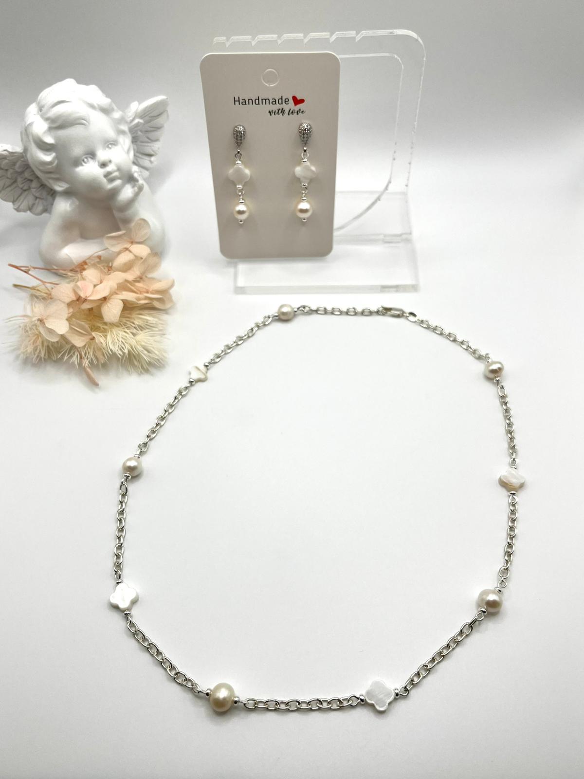 Schmuckset in Silber, kleine Perlen und Perlmutt in angesagter Kleeblattform