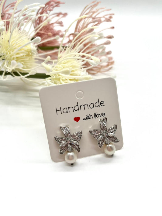 Zarte Ohrringe in Silber, Blütenform mit Zirkonia und echten Perlen