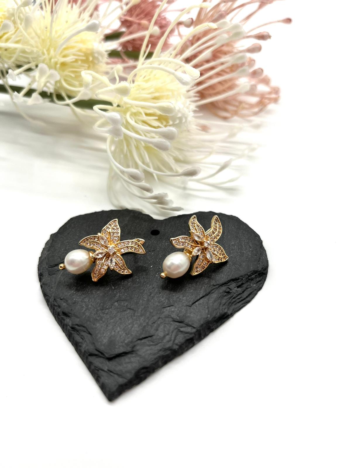 Zarte Ohrringe in Gold, Blütenform mit Zirkonia und echten Perlen