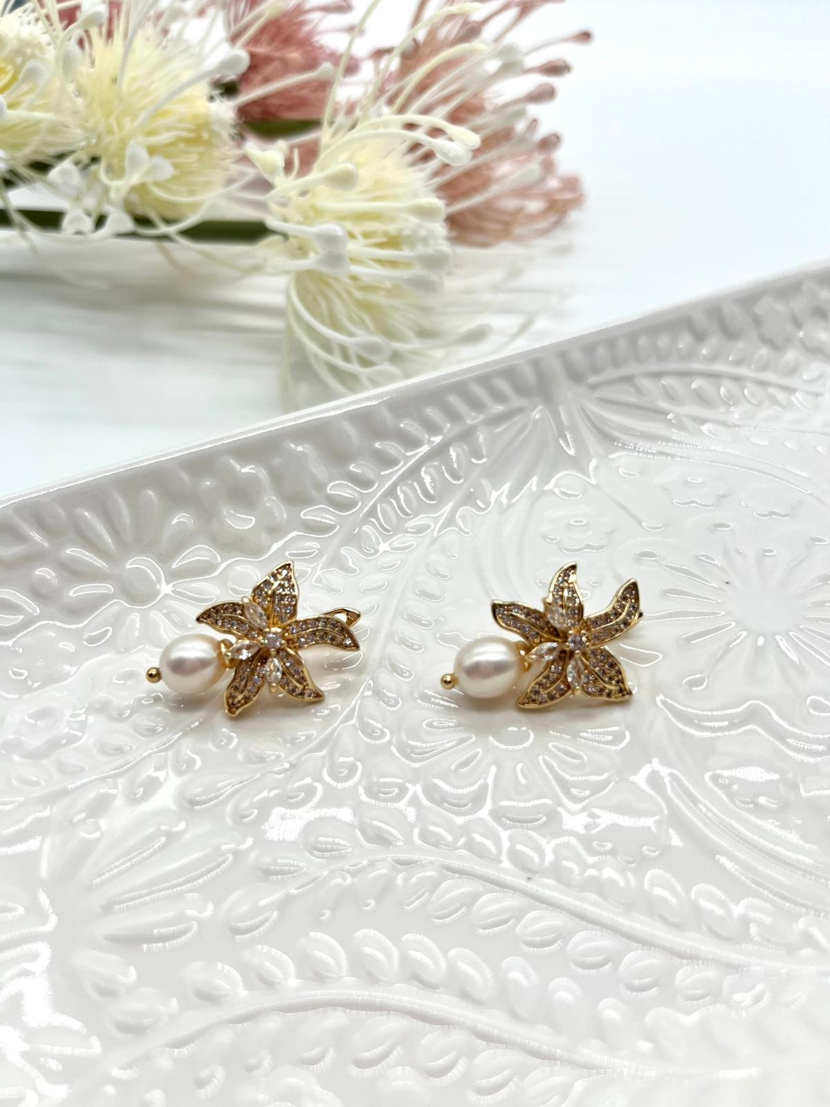 Zarte Ohrringe in Gold, Blütenform mit Zirkonia und echten Perlen