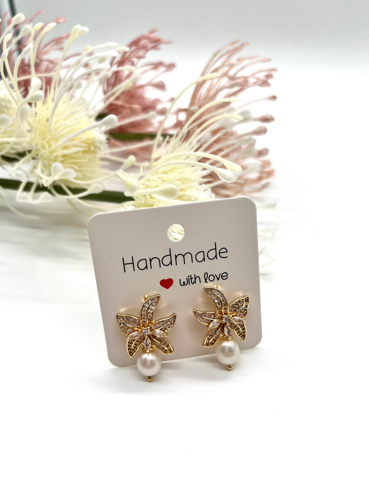 Zarte Ohrringe in Gold, Blütenform mit Zirkonia und echten Perlen