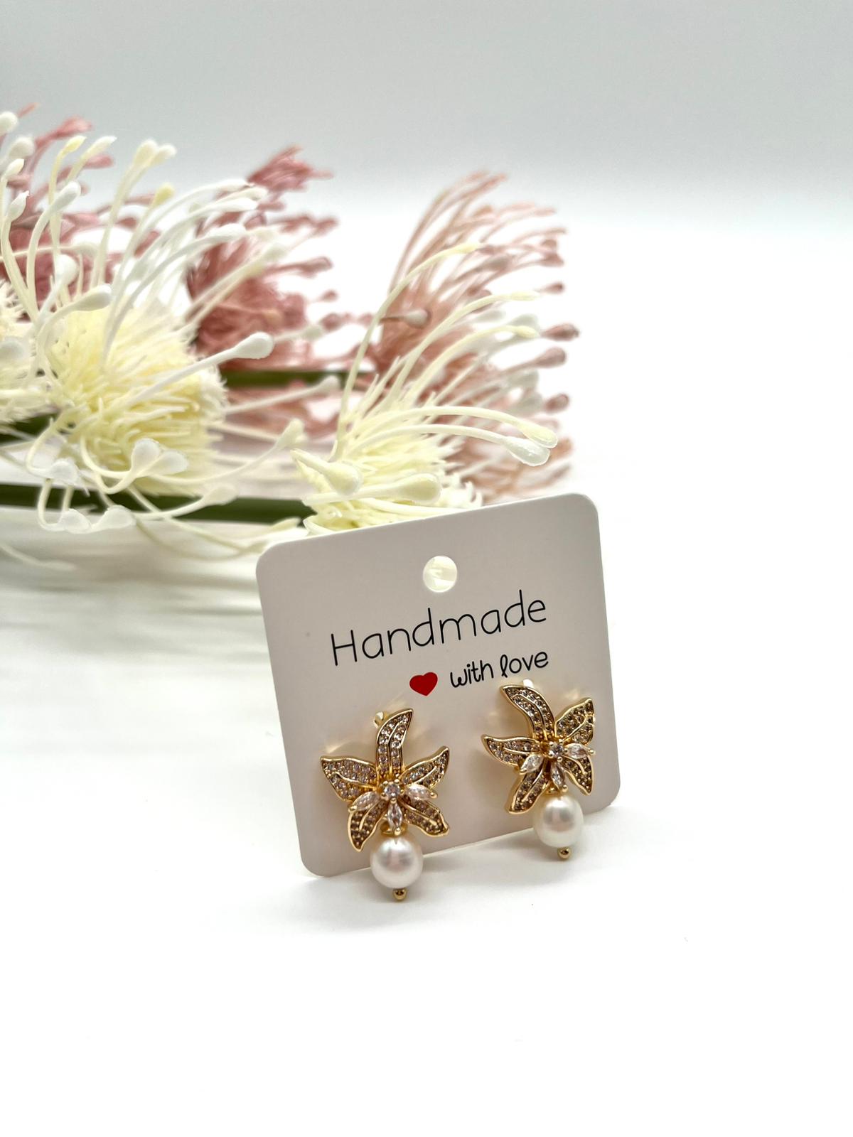 Zarte Ohrringe in Gold, Blütenform mit Zirkonia und echten Perlen