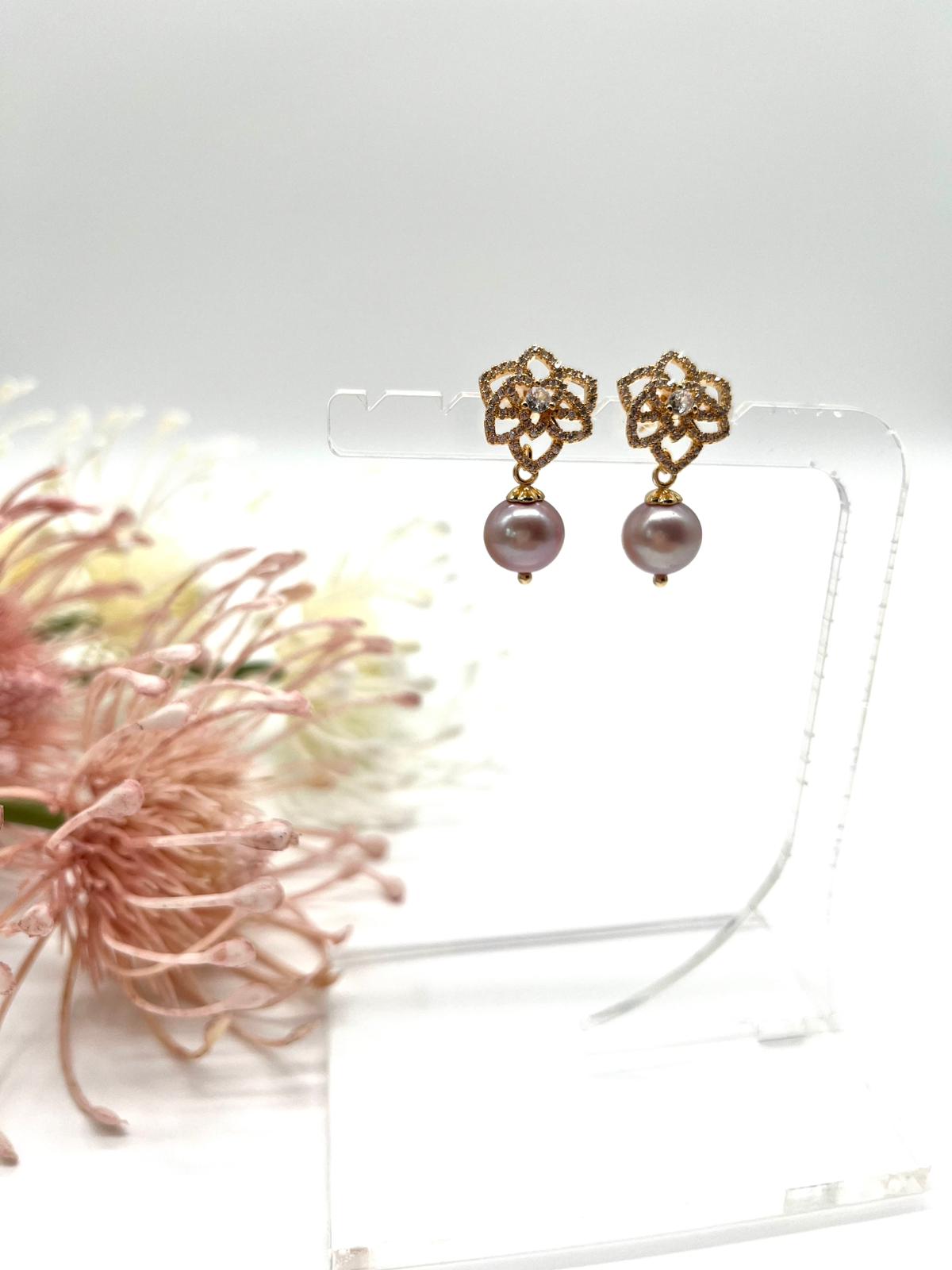 ✨Ohrringe in Blütenform mit Zirkonia und echten Perlen in rosé✨