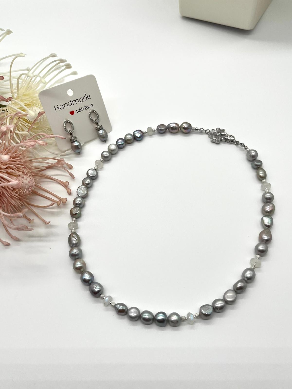 ✨ Elegantes Schmuckset mit grau schimmernden Barockperlen und Mondstein ✨