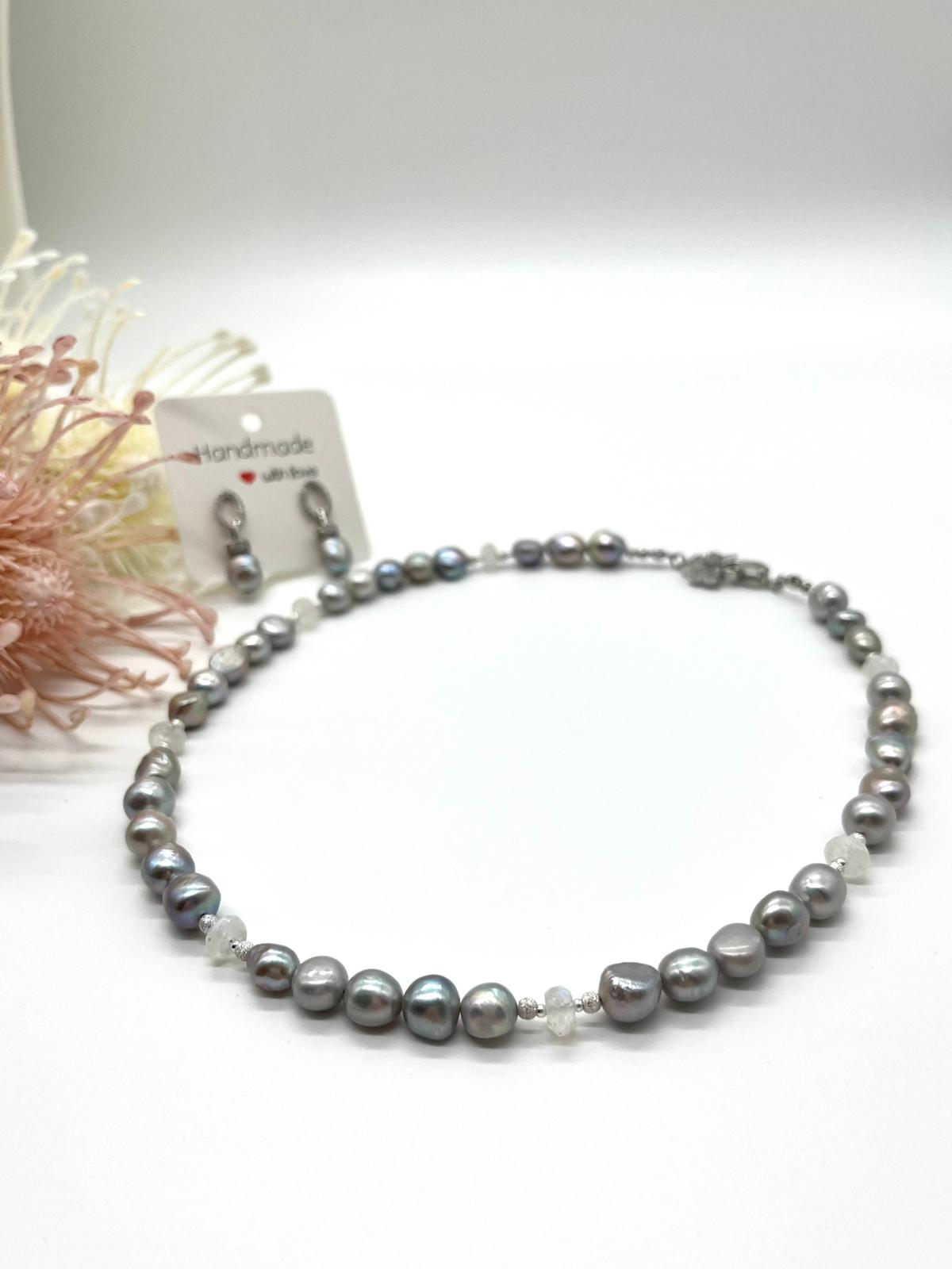 ✨ Elegantes Schmuckset mit grau schimmernden Barockperlen und Mondstein ✨