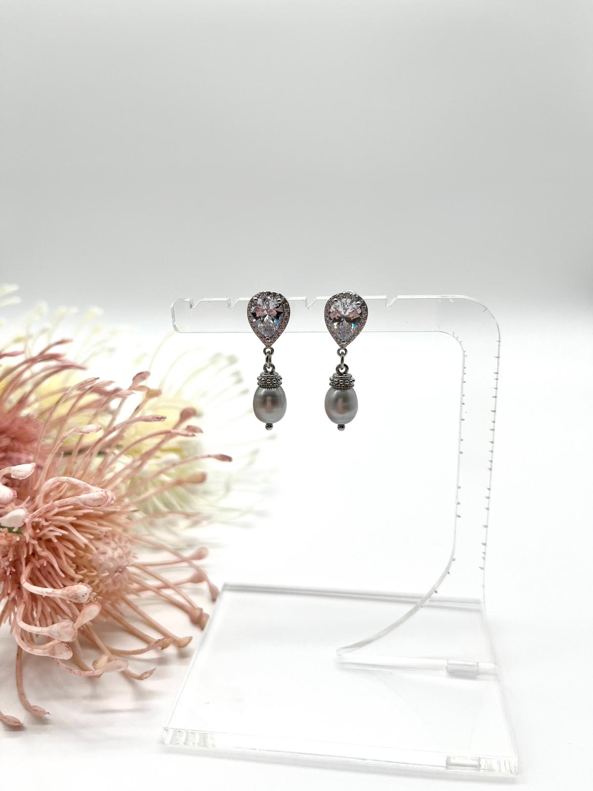 Zarte Ohrstecker in silber, Tropfenform mit Zirkonia und echten Perlen