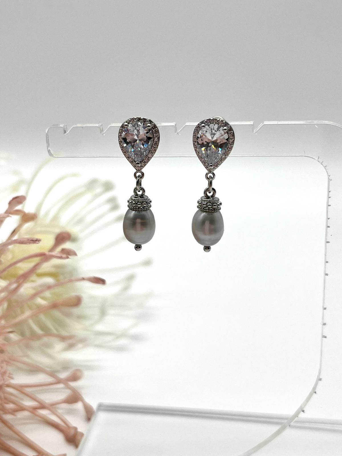 Zarte Ohrstecker in silber, Tropfenform mit Zirkonia und echten Perlen