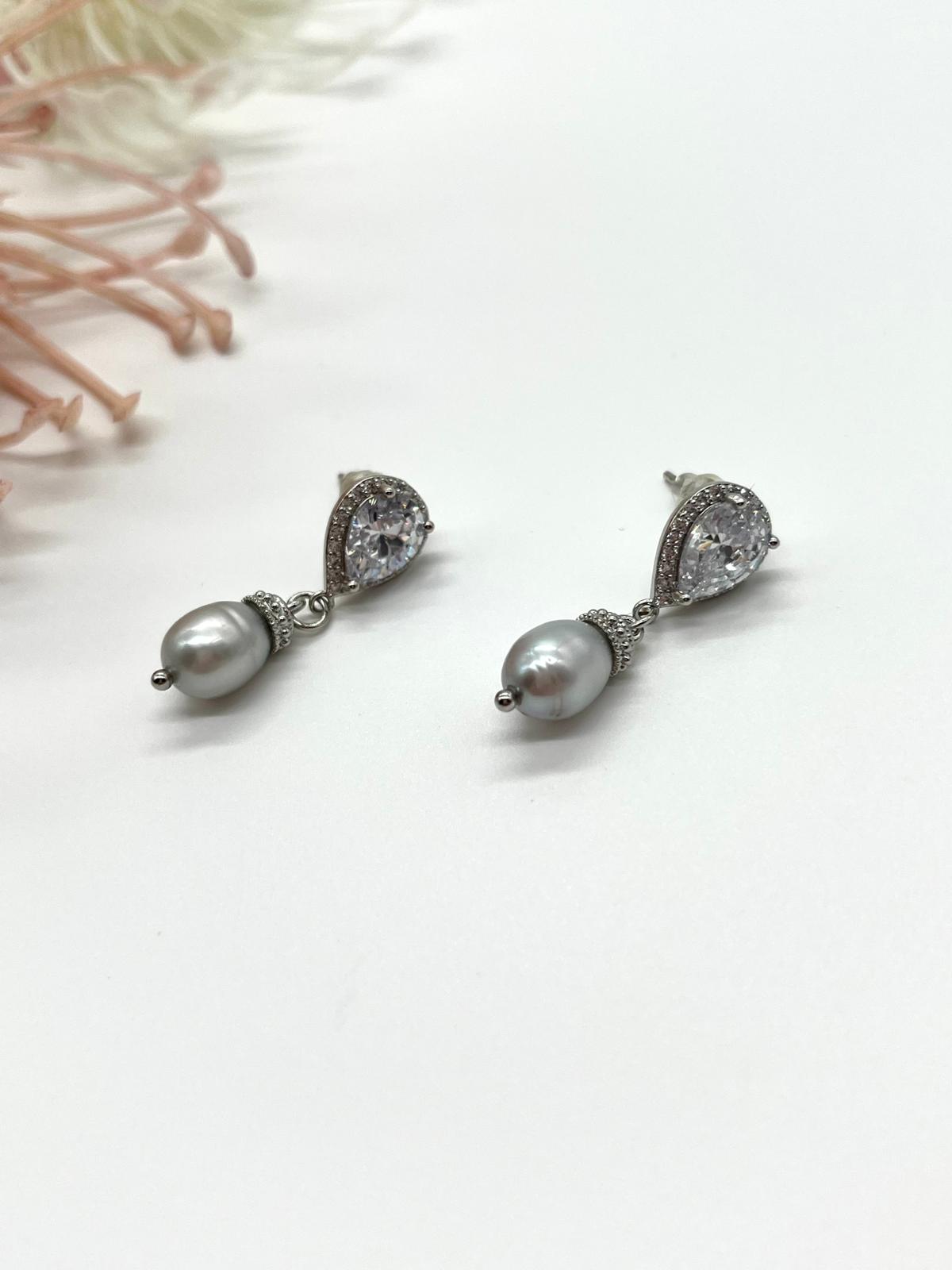 Zarte Ohrstecker in silber, Tropfenform mit Zirkonia und echten Perlen