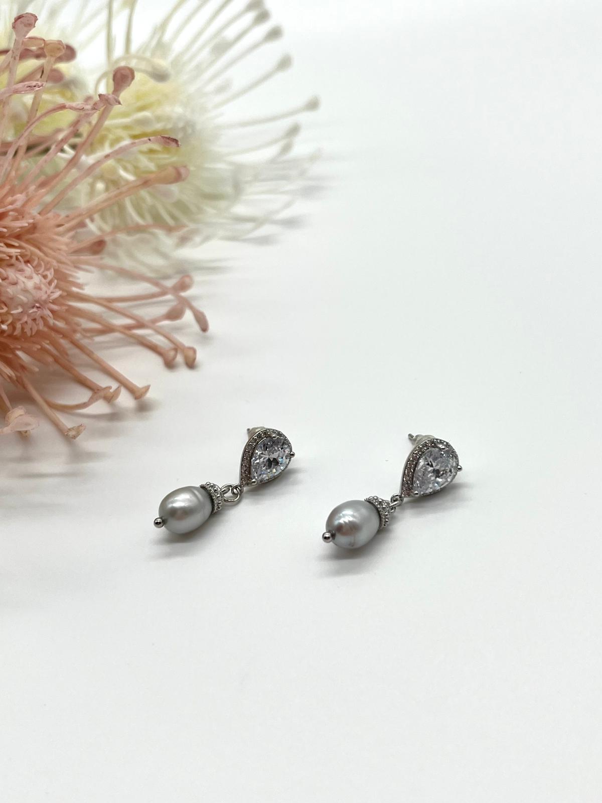 Zarte Ohrstecker in silber, Tropfenform mit Zirkonia und echten Perlen