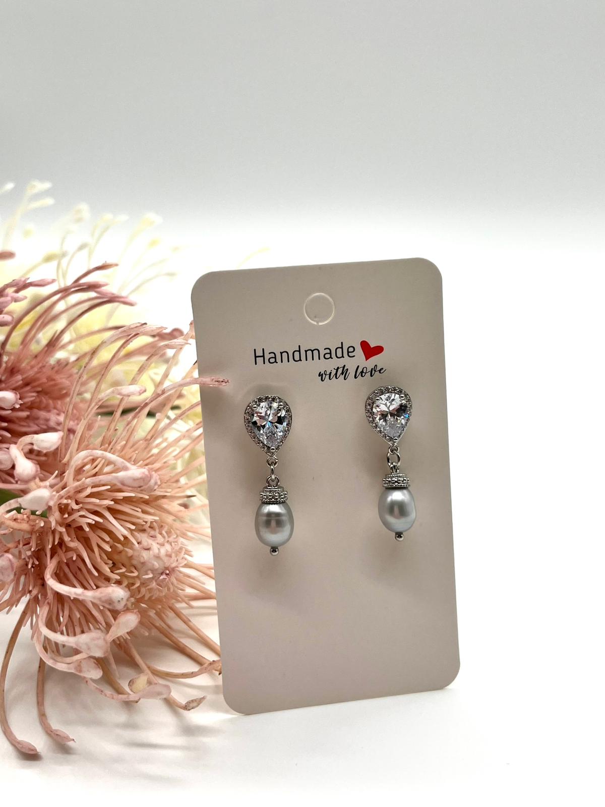Zarte Ohrstecker in silber, Tropfenform mit Zirkonia und echten Perlen