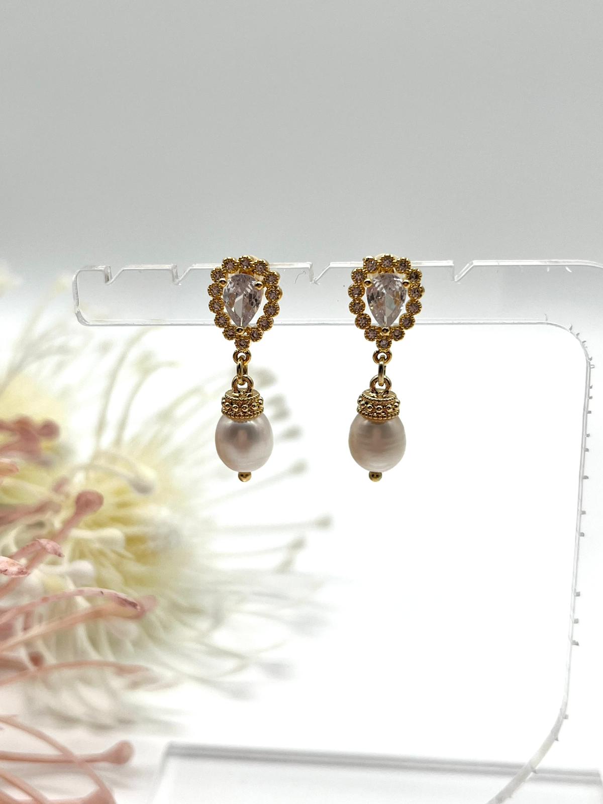 Zarte Ohrstecker in gold, Tropfenform mit Zirkonia und echten Perlen