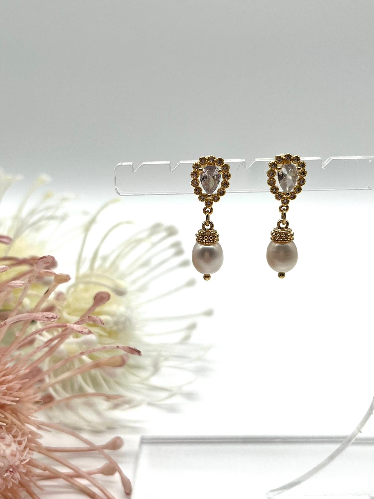 Zarte Ohrstecker in gold, Tropfenform mit Zirkonia und echten Perlen