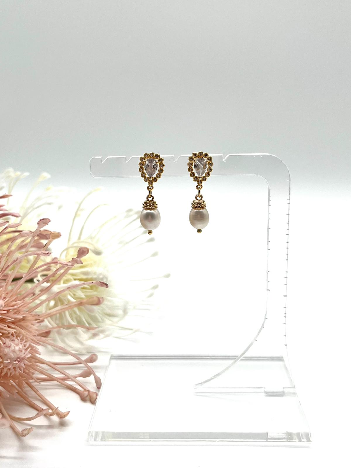 Zarte Ohrstecker in gold, Tropfenform mit Zirkonia und echten Perlen