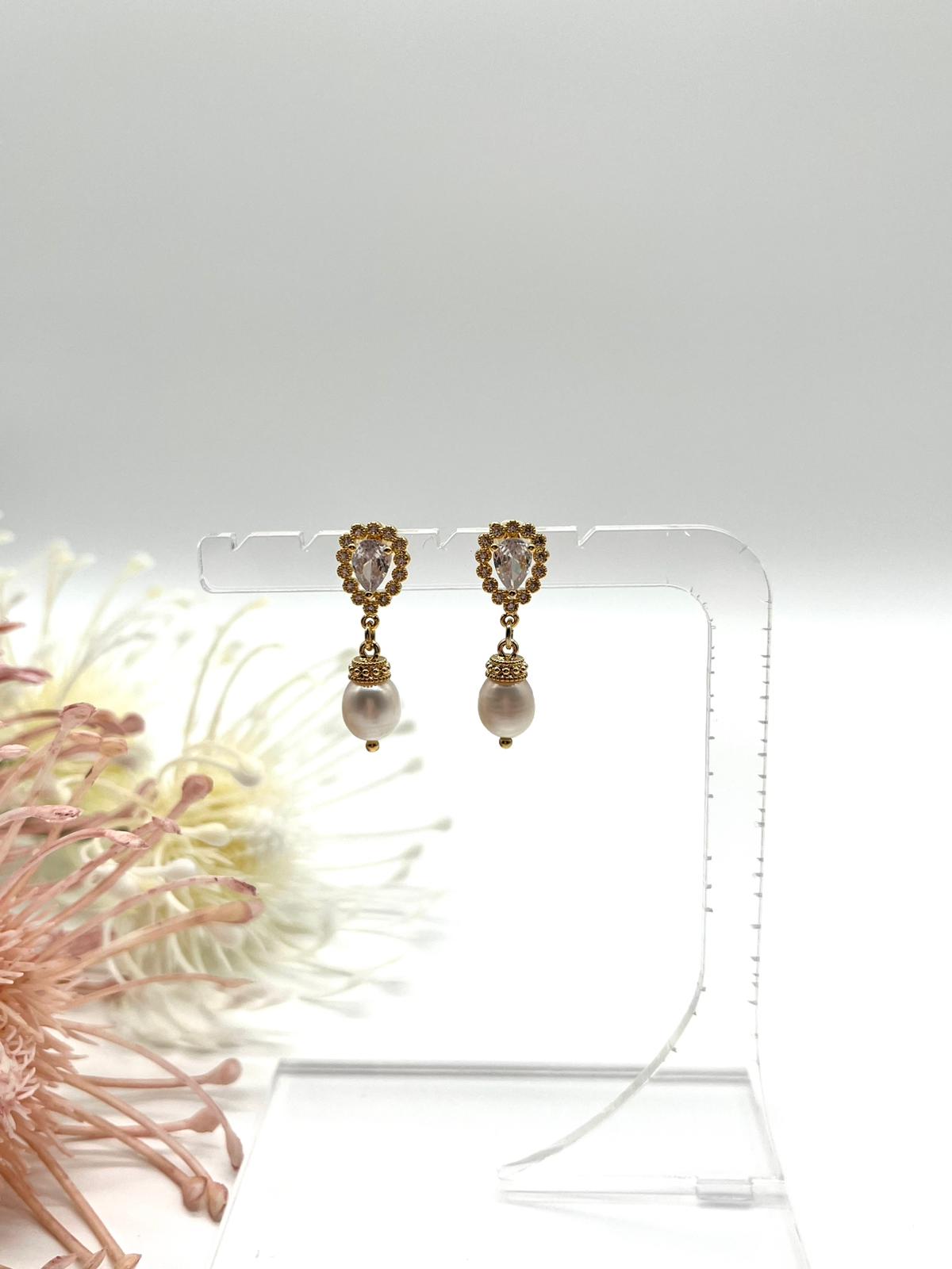 Zarte Ohrstecker in gold, Tropfenform mit Zirkonia und echten Perlen