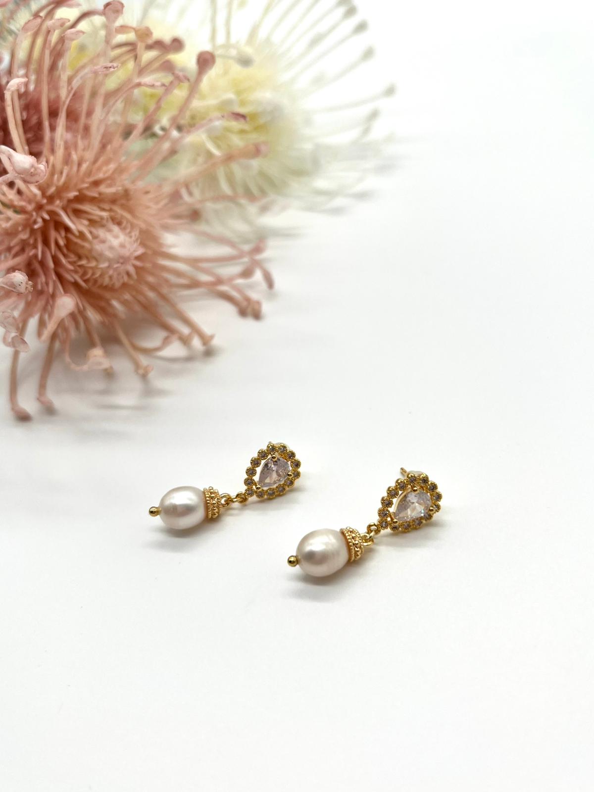 Zarte Ohrstecker in gold, Tropfenform mit Zirkonia und echten Perlen