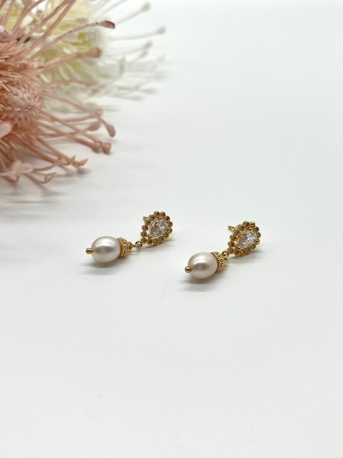 Zarte Ohrstecker in gold, Tropfenform mit Zirkonia und echten Perlen