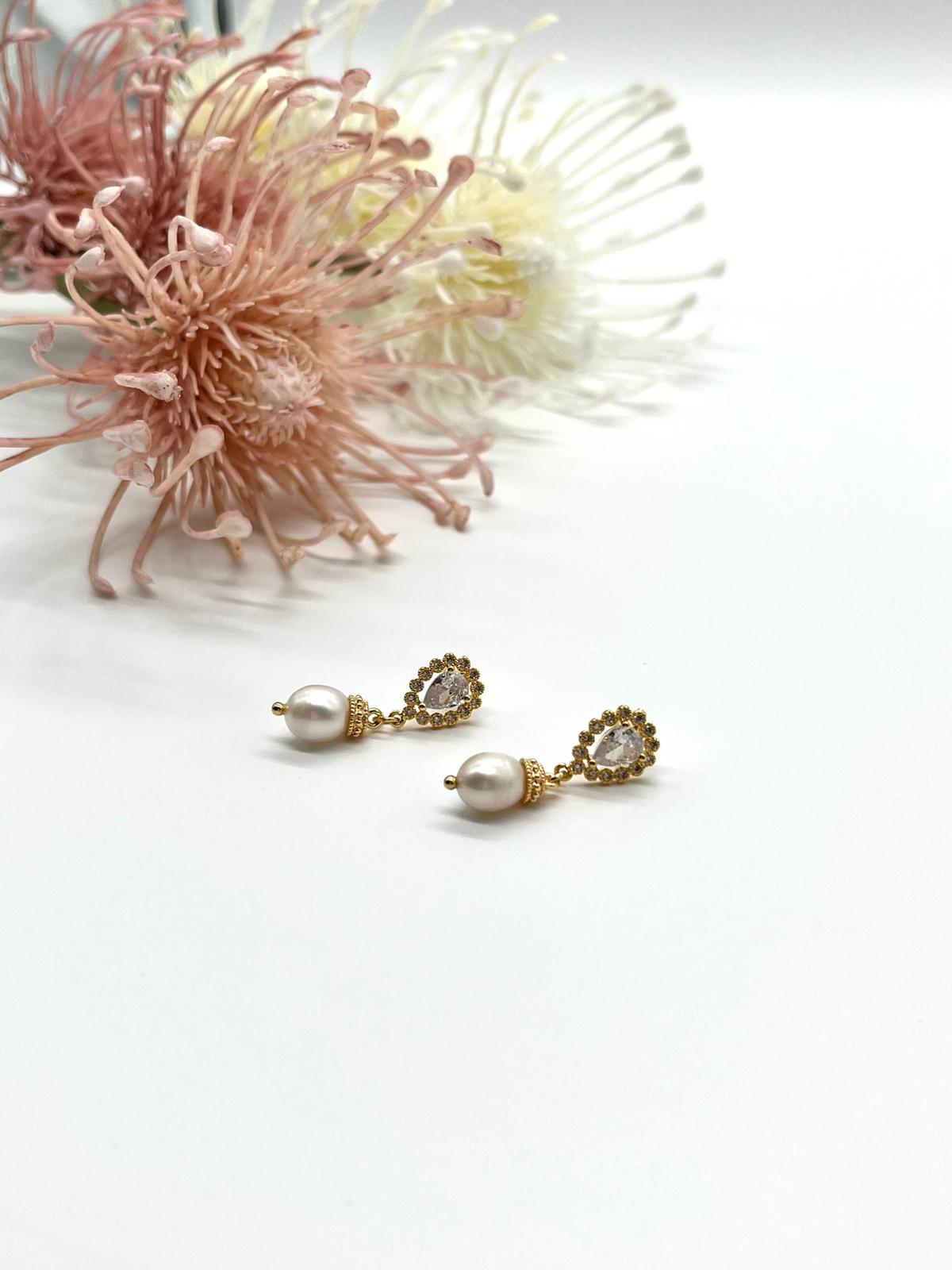 Zarte Ohrstecker in gold, Tropfenform mit Zirkonia und echten Perlen