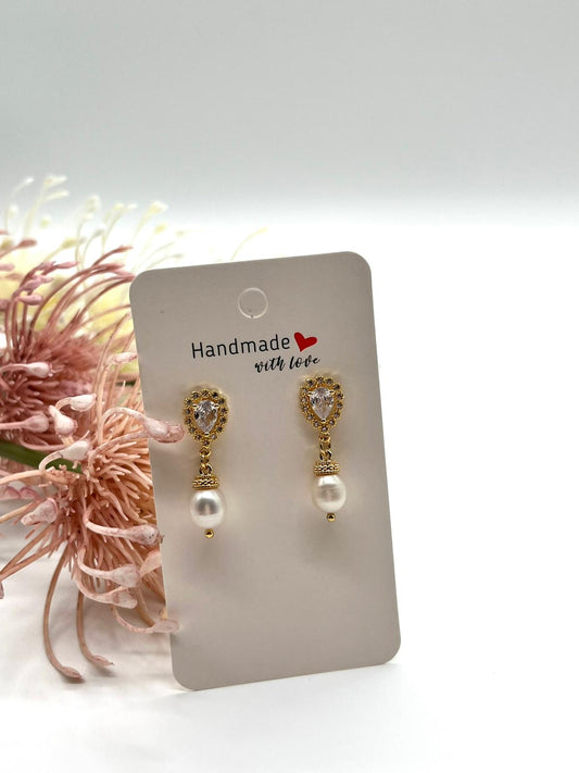 Zarte Ohrstecker in gold, Tropfenform mit Zirkonia und echten Perlen
