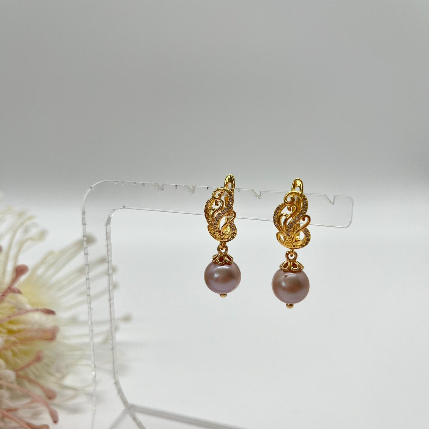 Zarte Ohrringe im Ajour-Stil in gold mit Zirkonia und echten Perlen
