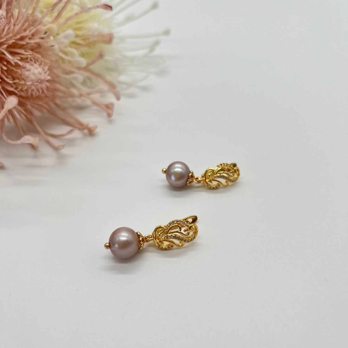 Zarte Ohrringe im Ajour-Stil in gold mit Zirkonia und echten Perlen